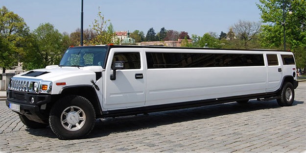 Pronájem limuzíny v Praze - LIMUZÍNA HUMMER H2 AŽ PRO 13 OSOB