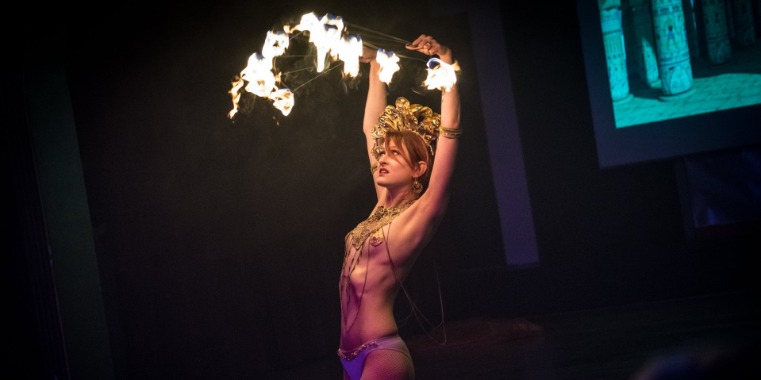 Burlesque show vystoupení na vaši firemní akci v podaní Yassmine de Mortifere